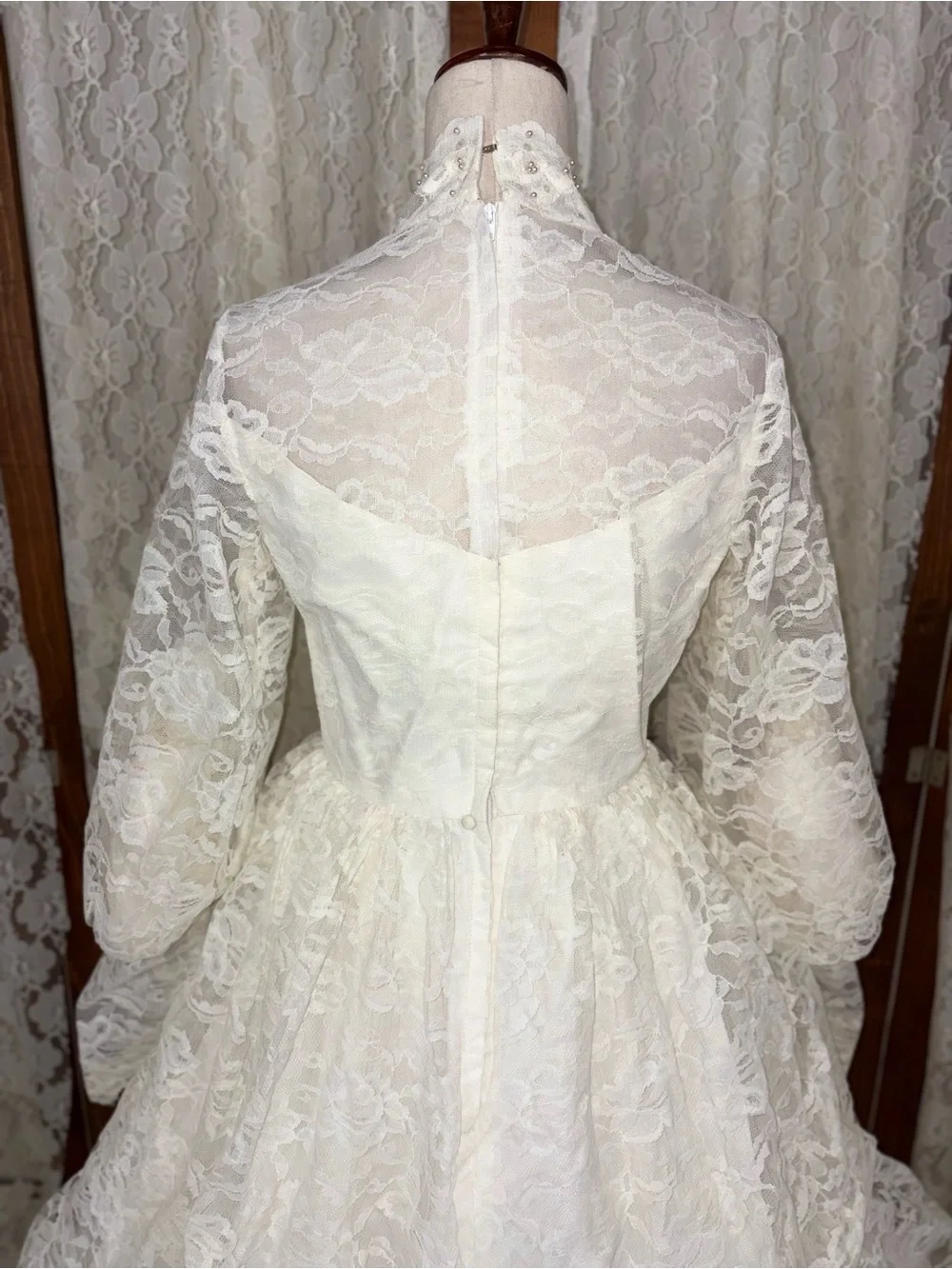 Spectacular Vintage 1950s Tiered Lace Wedding Gown - Picture 6 of 6